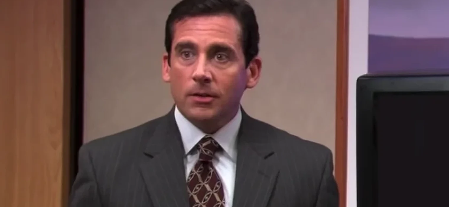 Michael Scott durante una presentazione nella sala riunioni, dalla scena d'apertura di «Launch Party»